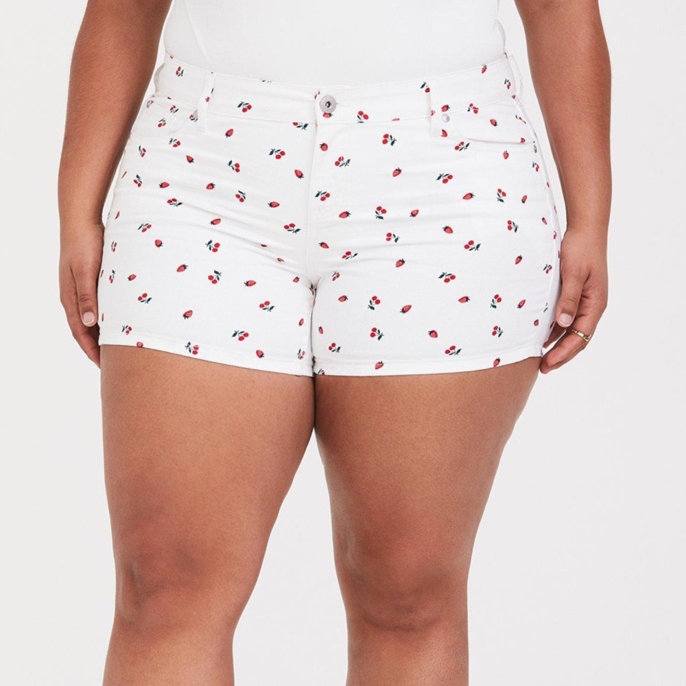 NWT Torrid shorts white cherry berry print size 24